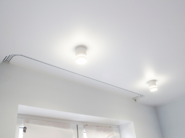 Фото матового потолка со скрытой нишей под карниз