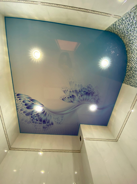 Пример цветного потолка для ванной 2 м²