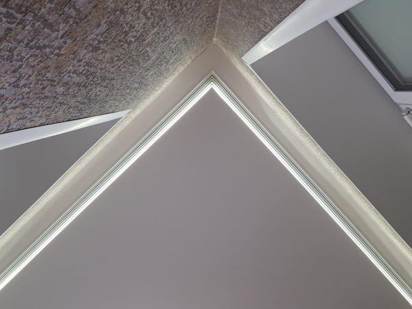 Скрытая ниша под карниз с подсветкой