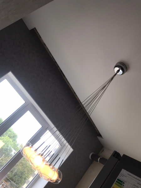 Фото потолка с люстрой в квартире студии