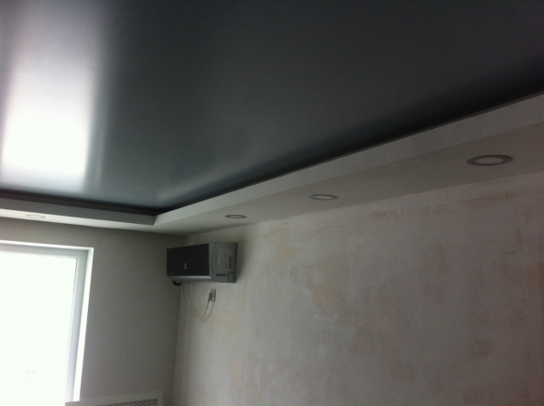 Цветные натяжные потолки