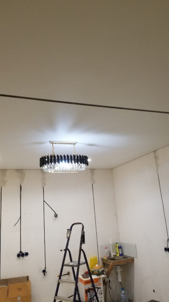 Световые линии на натяжном потолке на кухне