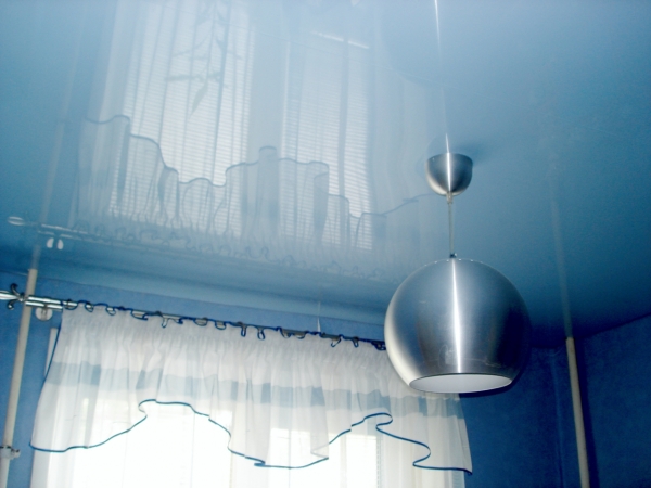 Фотографии потолков на кухню