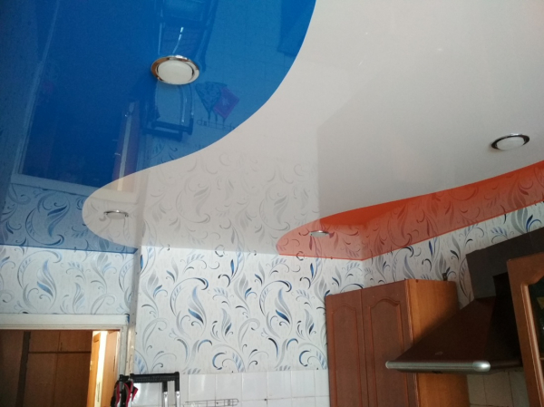 Стоимость глянцевого цветного потолка на лоджии 3 м²