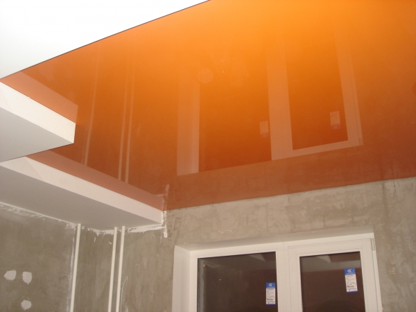 Пример глянцевого черного потолка в коридор 6 м²