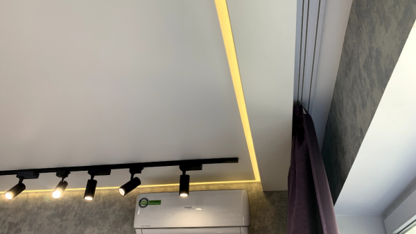 Натяжной потолок со скрытой нишей под карниз