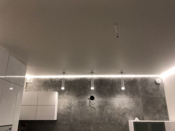 Световые линии на натяжном потолке на кухне