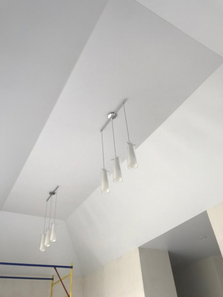 Фото потолка ПВХ на мансарде