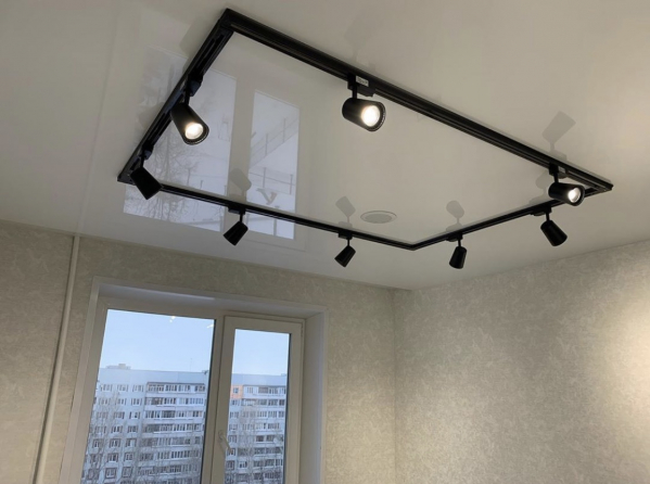 Натяжные потолки на кухню