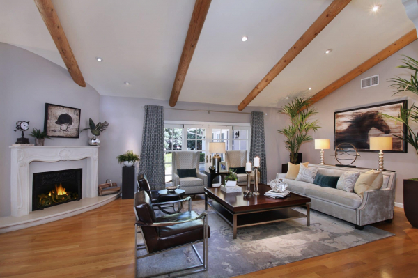 Натяжные потолки в гостиную